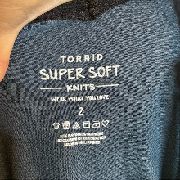 TORRID SUPER SOFT Lace Trim Cold Shoulder Top SZ/2 - Picture 8 of 10